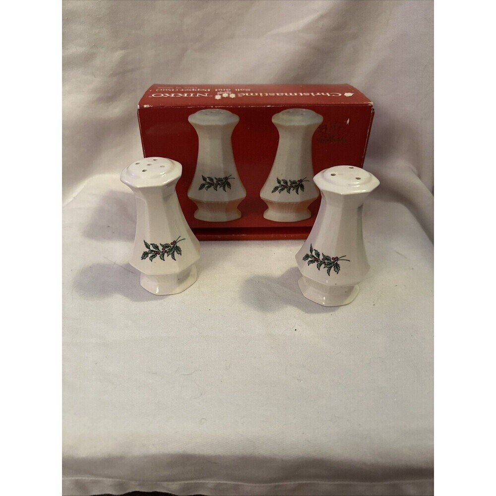 Vtg. Nikko Japan Octagon Shaped Holly & Berry Christmas Salt & Pepper Shakers - Picture 1 of 1